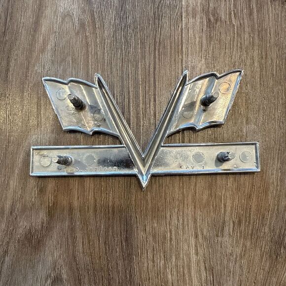 Chevrolet 396 Turbo-Jet Fender Emblem Vintage - Picture 4 of 10